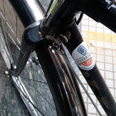 Uno dei primi sticker è finito sulla bicicletta del conduttore