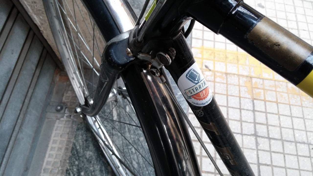 Uno dei primi sticker è finito sulla bicicletta del conduttore