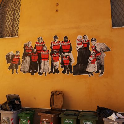 Foto di partivano i bastimenti, opera all'ingresso dell'asilo, bene comune