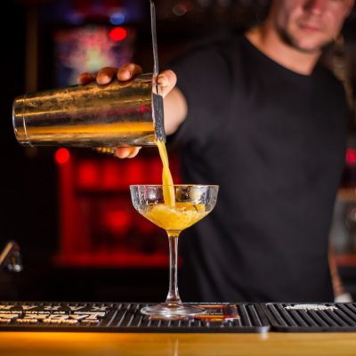 bartender che prepara un cocktail al bar