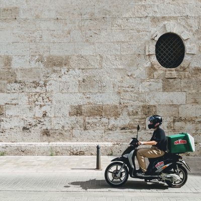 L’evoluzione del delivery, tra rider, ambiente e piccoli centri